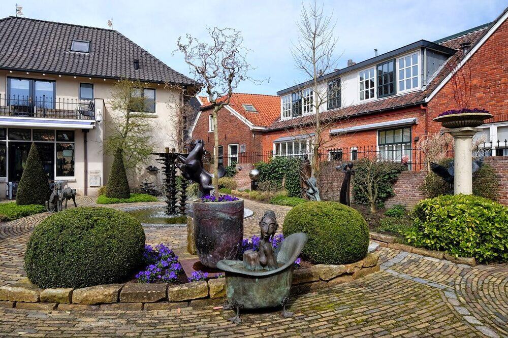 Beeldentuin met bronzen beelden in een binnenhof in Ootmarsum