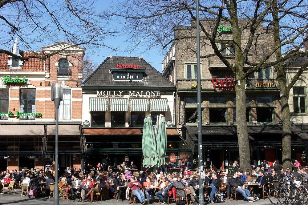 Volle terrassen op de Oude Markt in Enschede op een zonnige dag