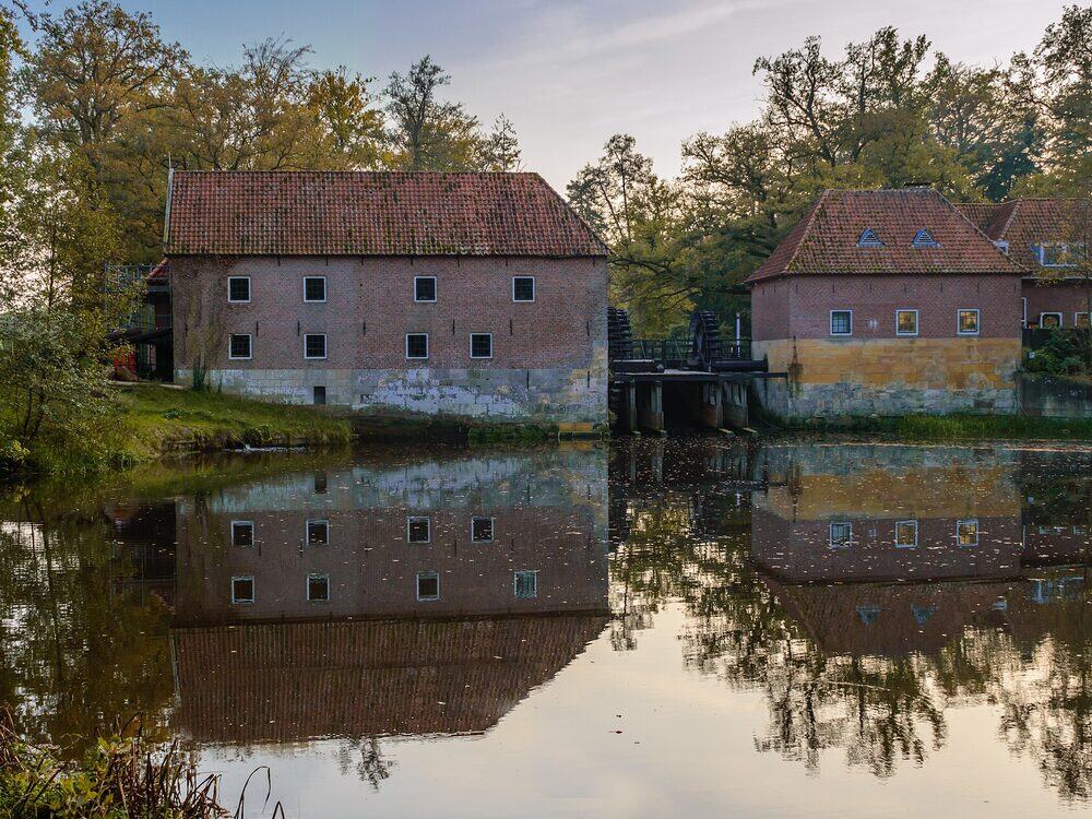 De watermolen van Singraven bij Denekamp, weerspiegeld in de Dinkel
